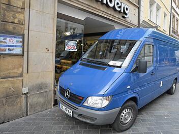 Die Polizei hatte die Laden-Passage in der Langen Straße nach der Bluttat im Juni 2015 mit einem Transporter abgeriegelt: Zunächst erging gegen den mutmaßlichen Täter Untersuchungshaftbefehl wegen Totschlags - jetzt wird dem Mann Mord vorgeworfen. Foto: Ronald Rinklef/Archiv