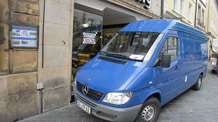 Die Polizei hatte die Laden-Passage in der Langen Straße nach der Bluttat im Juni 2015 mit einem Transporter abgeriegelt: Zunächst erging gegen den mutmaßlichen Täter Untersuchungshaftbefehl wegen Totschlags - jetzt wird dem Mann Mord vorgeworfen. Foto: Ronald Rinklef/Archiv