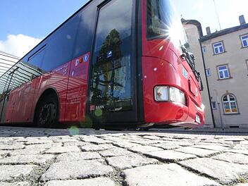 Die Niederflurbusse sind erst der Anfang. Auch die Bushaltestellen sollen behindertenfreundlicher werden.  Foto: Josef Hofbauer