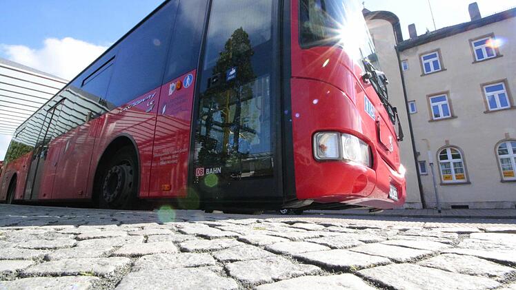 Die Niederflurbusse sind erst der Anfang. Auch die Bushaltestellen sollen behindertenfreundlicher werden.  Foto: Josef Hofbauer