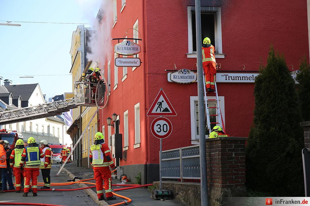 Sieben Verletzte bei Wohnhausbrand im Kreis Hof– 34-Jährige schwebt in Lebensgefahr
