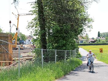 Dieser provisorische Radweg entlang der Brückenbaustelle in Höchstadt liegt nachts komplett im Dunkeln. Wie man diesen Weg beleuchten könnte, wird derzeit geprüft.  Foto: Andreas Dorsch