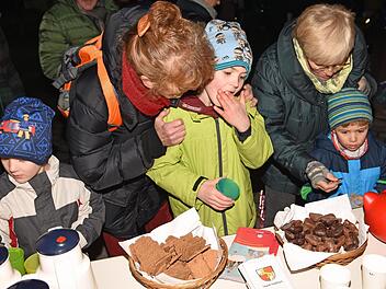 Nach der Feier zur Öffnung des ersten Fensters des "Begehbaren Adventskalenders" des ökumenischen Vereins Bibelwelten wurden alle Gäste von der Stadt Haßfurt mit Glühwein, Kinderpunsch und Keksen bewirtet.Ulrike Langer