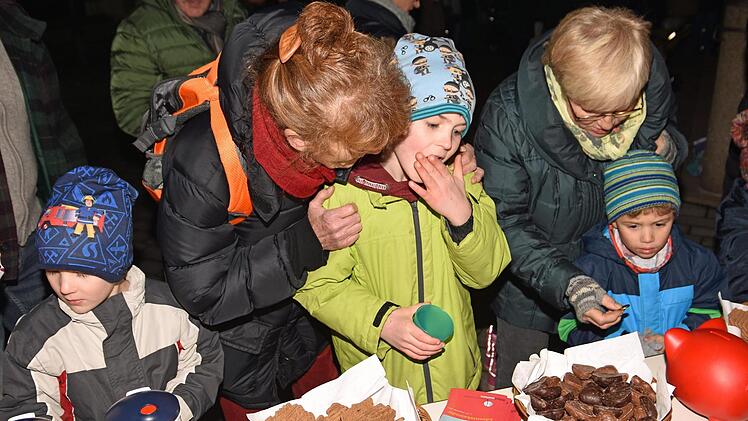 Nach der Feier zur Öffnung des ersten Fensters des "Begehbaren Adventskalenders" des ökumenischen Vereins Bibelwelten wurden alle Gäste von der Stadt Haßfurt mit Glühwein, Kinderpunsch und Keksen bewirtet.Ulrike Langer