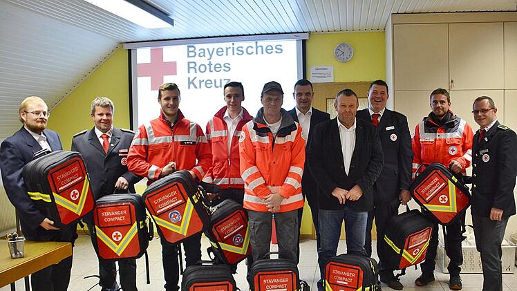 Strahlende Gesichter gab bei den einzelnen Bereitschaften des Bayerischen Roten Kreuzes im Landkreis Rhön-Grabfeld. Die Haussammlung erbrachte den stolzen Betrag von 8600 Euro. Dafür konnten die nach neuesten medizinischen Kenntnissen ausgestatteten Rettungsrucksäcke angeschafft werden. Foto: Hanns Friedrich