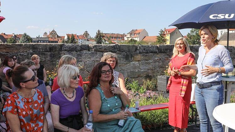 Agrarministerin Julia Klöckner (CDU) und Staatsministerin Melanie Huml (CSU) in der Bamberger Gärtnerei Dechant bei "Lounge in the City". Foto: Barbara Herbst