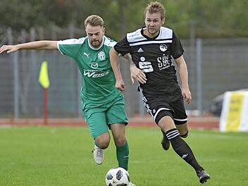 Daniel Kimmel (rechts) und seine Coburger Teamkollegen wurden von den Neudrossenfeldern um Julian P&ouml;tzinger (links) kalt erwischt.  Foto: H. Lehmann