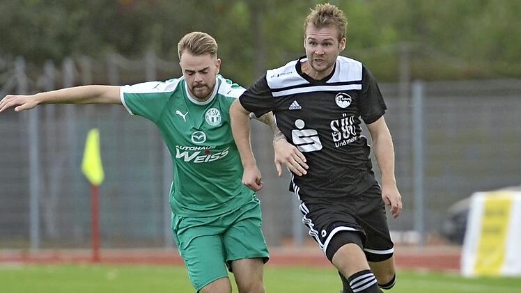 Daniel Kimmel (rechts) und seine Coburger Teamkollegen wurden von den Neudrossenfeldern um Julian P&ouml;tzinger (links) kalt erwischt.  Foto: H. Lehmann