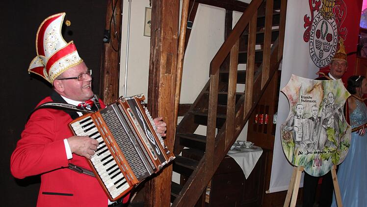 Stefan Ender mit der Ziechkatz stimmte sofort nach der Ordensenthüllung einen der Hits der "Singenden Jäger" an: "Ei ei ei ei, die Gaaß is gfreckt...". Foto: Friedwald Schedel