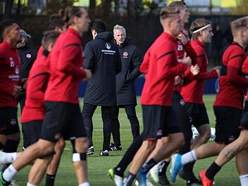 Jens Keller (Mitte) verfolgt den Trainingsverlauf beim 1. FC Nürnberg. Der  Club bastelt indes weiterhin an seinem Kader für die Rückrunde: Jüngster Abgang ist Alexander Fuchs, den es nach Unterhaching zieht. Foto: Daniel Karmann/dpa