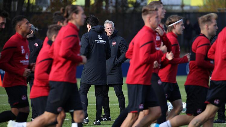 Jens Keller (Mitte) verfolgt den Trainingsverlauf beim 1. FC Nürnberg. Der  Club bastelt indes weiterhin an seinem Kader für die Rückrunde: Jüngster Abgang ist Alexander Fuchs, den es nach Unterhaching zieht. Foto: Daniel Karmann/dpa