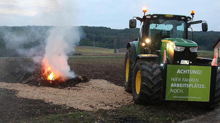 Als die Landwirte wieder in Lahm ankamen, brannte das Mahnfeuer schon. Foto: Michael Stelzner