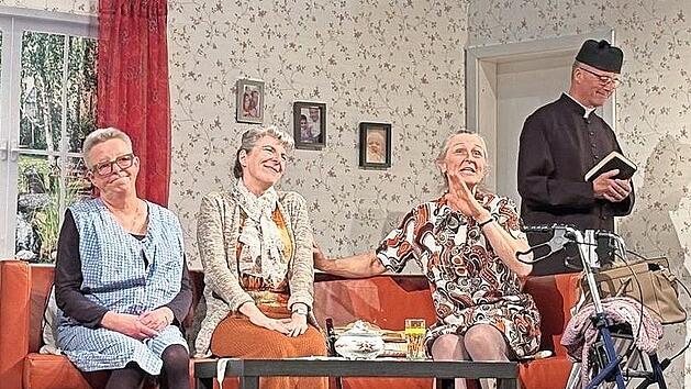 Die Theatergruppe des Heimatvereins H&ouml;chstadt begeisterte mit dem St&uuml;ck &bdquo;Bankraub mit Rollator&ldquo;; von links: Anette Oberle, Gitti Constien, Petra Koch und Kai-Uwe Vogel.