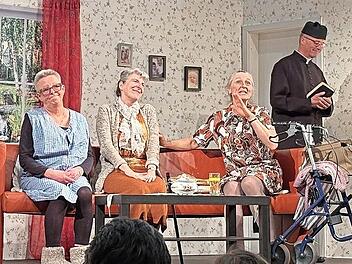 Die Theatergruppe des Heimatvereins H&ouml;chstadt begeisterte mit dem St&uuml;ck &bdquo;Bankraub mit Rollator&ldquo;; von links: Anette Oberle, Gitti Constien, Petra Koch und Kai-Uwe Vogel.