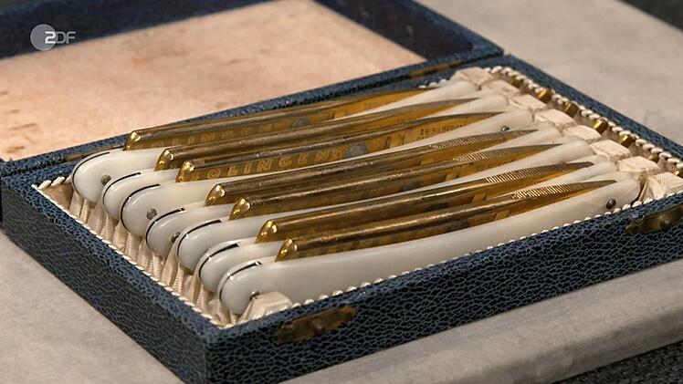 Danach wurde es bei "Bares f&uuml;r Rares" messerscharf. Ein Solinger Rasiermesser-Set aus den 1920er-Jahren kam unter den Hammer - mit sieben Klingen, einer f&uuml;r jeden Wochentag. Nicht nur die au&szlig;ergew&ouml;hnliche Verarbeitung beeindruckte die Expertin: "Mir fehlen die Worte, wie scharf die Messer sind." Ihre Einsch&auml;tzung lag bei 200 bis 250 Euro.
