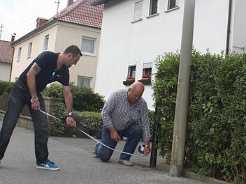 Torsten (links) und Ludwig Jäckisch messen unter anderem die Breite im Zollwehrsteig. Foto: Carina Kuhnlein