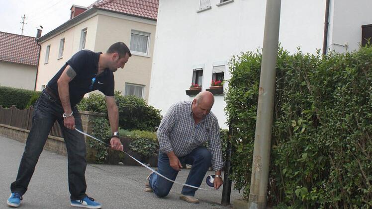 Torsten (links) und Ludwig Jäckisch messen unter anderem die Breite im Zollwehrsteig. Foto: Carina Kuhnlein