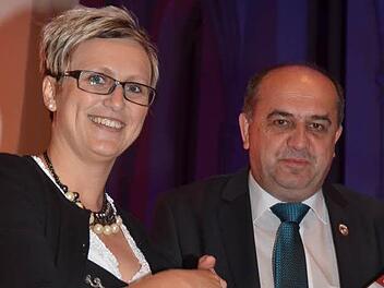 Thomas Kolb zeichnete Alexandra Zwosta für 30 Jahre Musizieren aus.   Foto: Karl-Heinz Hofmann