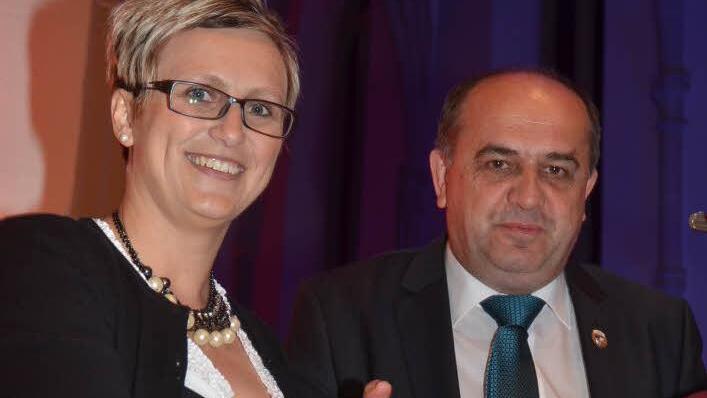 Thomas Kolb zeichnete Alexandra Zwosta für 30 Jahre Musizieren aus.   Foto: Karl-Heinz Hofmann