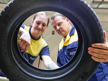 Michelin-Mitarbeiterin Sericca Cangert und Hallstadts Werkdirektor Thomas Nagel betrachten in der Endprüfung einen 16-Zoll-Reifen. Foto: M. Hoch