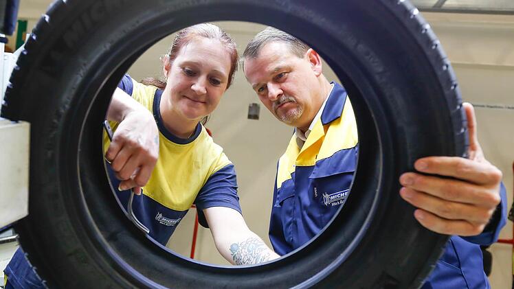 Michelin-Mitarbeiterin Sericca Cangert und Hallstadts Werkdirektor Thomas Nagel betrachten in der Endprüfung einen 16-Zoll-Reifen. Foto: M. Hoch