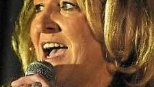 Karin Engelhard stellt sich singend vor. Josef Hofbauer