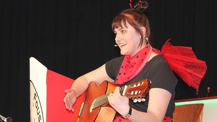 Als "galaktischer Marienkäfer" zog das Faschings-Urgestein Annika Kestel das Publikum in ihrem Bann.  Foto: Veronika Schadeck