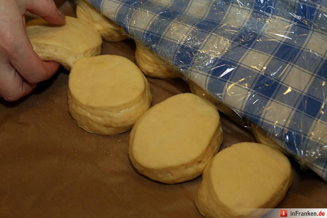 6. abdecken und nochmals 20 Minuten gehen lassen.