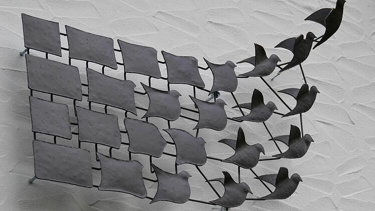 Diese Skulptur aus Stahlblech hat Winfried Geis für die Außenfassade seines Hauses selbst gemacht. Foto: Kathrin Kupka-Hahn