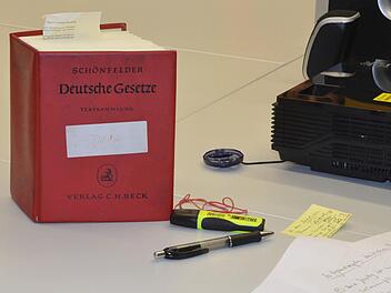 Ein Gesetzbuch liegt auf dem Tisch im Unterrichtsraum des Bfz Coburg, wo Flüchtlingen und Asylbewerbern wichtige gesetzliche Bestimmungen in Deutschland näher gebracht werden. Foto: Rainer Lutz