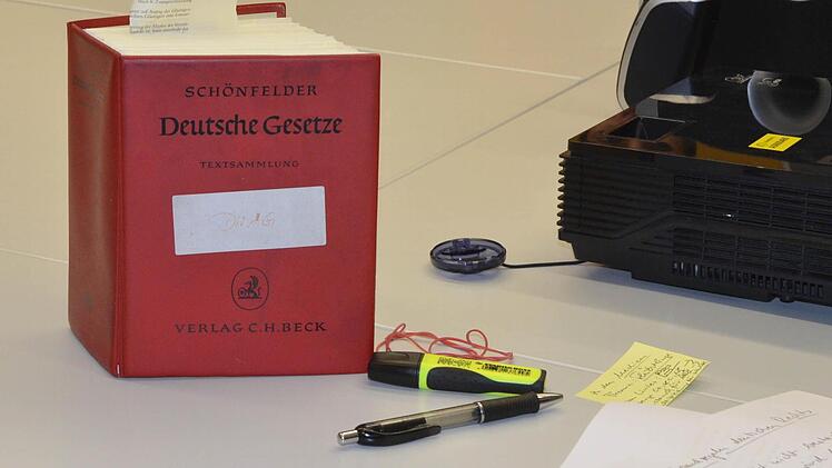 Ein Gesetzbuch liegt auf dem Tisch im Unterrichtsraum des Bfz Coburg, wo Flüchtlingen und Asylbewerbern wichtige gesetzliche Bestimmungen in Deutschland näher gebracht werden. Foto: Rainer Lutz