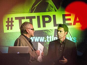 Handelsexperte J&uuml;rgen Knirsch (l) und Volker Gassner, Pressesprecher Greenpeace Deutschland, sprechen am 02.05.2016 auf der re:publica in Berlin. Die Umweltschutzorganisation gab auf der Pressekonferenz bekannt, dass sie geheime TTIP-Papiere &ouml;ffentlich zug&auml;nglich macht. Foto: Sophia Kembowski/dpa