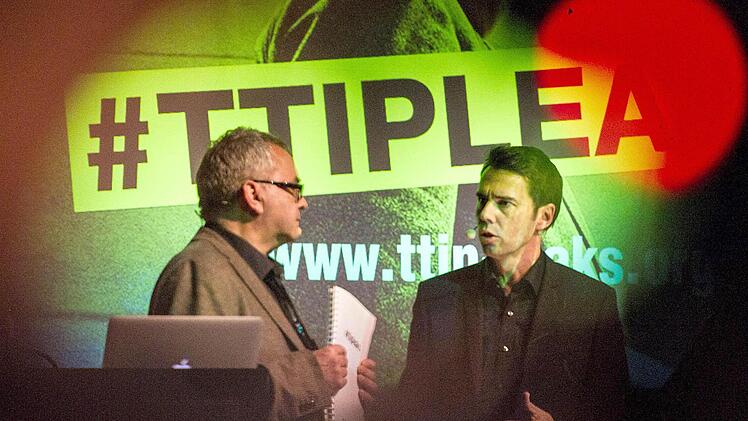 Handelsexperte J&uuml;rgen Knirsch (l) und Volker Gassner, Pressesprecher Greenpeace Deutschland, sprechen am 02.05.2016 auf der re:publica in Berlin. Die Umweltschutzorganisation gab auf der Pressekonferenz bekannt, dass sie geheime TTIP-Papiere &ouml;ffentlich zug&auml;nglich macht. Foto: Sophia Kembowski/dpa