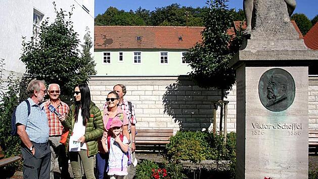 Reinhardt Glauber und BR-Redakteurin Laura Grun (mit Mikro) am Platz des Scheffel-Denkmals  Foto: Reinhard L&ouml;wisch