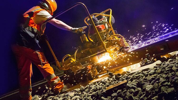 Tag und Nacht herrschte Betrieb auf der Baustelle. Foto: Matthias Hoch