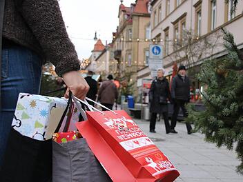 Durchwachsen läuft das Weihnachtsgeschäft in der Bad Kissinger Fußgängerzone, vor allem die Bekleidungsbranche kam bislang nicht auf den Umsatz des Vorjahres. Foto: Ralf Ruppert