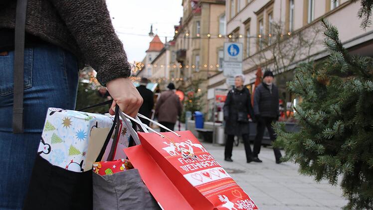 Durchwachsen läuft das Weihnachtsgeschäft in der Bad Kissinger Fußgängerzone, vor allem die Bekleidungsbranche kam bislang nicht auf den Umsatz des Vorjahres. Foto: Ralf Ruppert