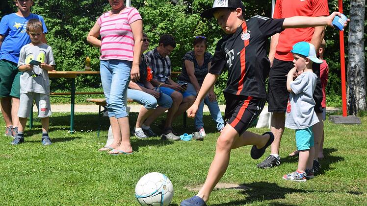 Tim, neun Jahre alt, trifft beim Torwandschießen schon beim ersten Versuch. Foto: Daniela Pondelicek