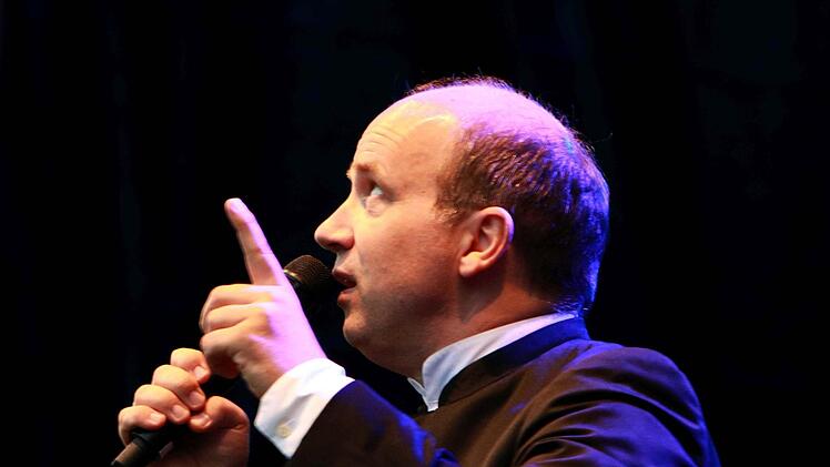 Impressionen vom Coburger Klassik-Open-Air im Rosengarten mit dem Philharmonischen Orchester des Landestheaters: Generalmusikdirektor Roland KluttigFoto: Jochen Berger