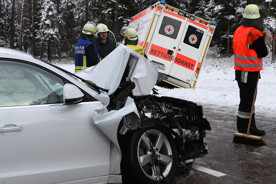 Kreis Ansbach: Auto kracht in Rettungswagen