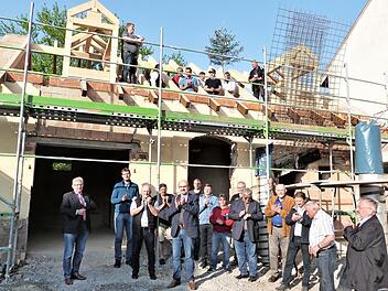 Richtfest am Bräuhaus in Harsdorf, das mit einem Kostenaufwand von rund 450 000 Euro revitalisiert wird.  Foto: Werner Reißaus