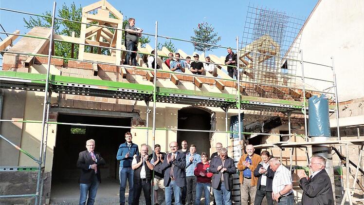Richtfest am Bräuhaus in Harsdorf, das mit einem Kostenaufwand von rund 450 000 Euro revitalisiert wird.  Foto: Werner Reißaus