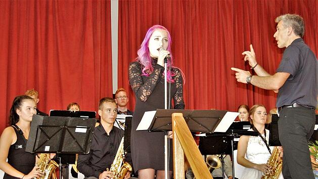 Die Bigband des Frobenius-Gymnasiums begleitet S&auml;ngerin Judith Friedrich. Musiklehrer Andreas Strehler dirigiert das Ensemble.Foto: Sigismund von Dobsch&uuml;tz