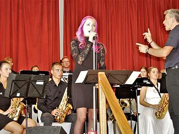 Die Bigband des Frobenius-Gymnasiums begleitet Sängerin Judith Friedrich. Musiklehrer Andreas Strehler dirigiert das Ensemble.Foto: Sigismund von Dobschütz
