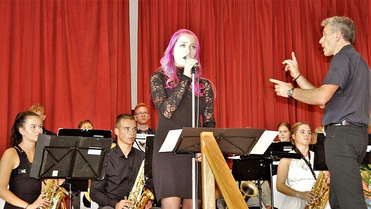 Die Bigband des Frobenius-Gymnasiums begleitet Sängerin Judith Friedrich. Musiklehrer Andreas Strehler dirigiert das Ensemble.Foto: Sigismund von Dobschütz
