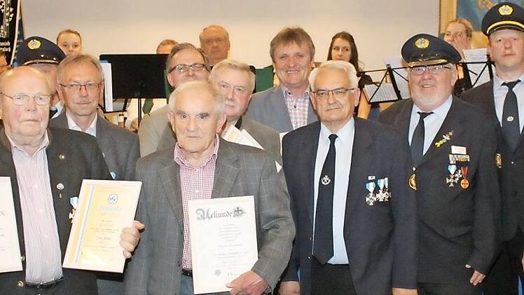 Die Geehrten der "Soldatenkameradschaft Leutenbach mit Landwehr" Foto: Carmen Schwind