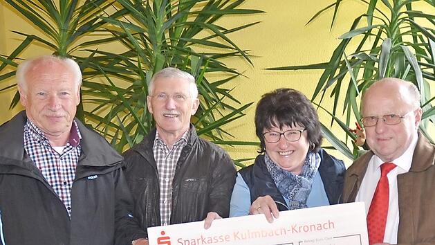 Spenden&uuml;bergabe durch die Eisenbahnsinggruppe "Frohsinn" Pressig an die Kirchenverwaltung der Herz-Jesu-Pfarrei Pressig. Von links im Bild sind Kirchenpfleger Heinrich Grebner, Peter Schmid, ehemaliger Kassierer ESG "Frohsinn", Pfarrsekret&auml;rin Franziska Lehmann und Rudi R&auml;der, ehemaliger Vorsitzender ESG "Frohsinn".  Foto: Karl-Heinz Hofmann