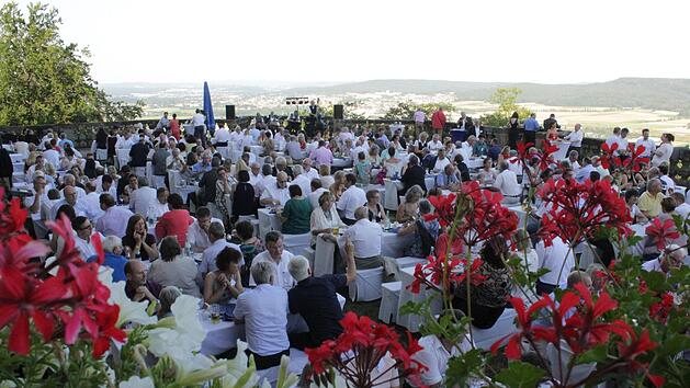 Im Schatten der T&uuml;rme von Kloster Banz kam es auf der Maintalterrasse zum geselligen Teil des 17. Wirtschaftstags. Fotos: Markus H&auml;ggberg
