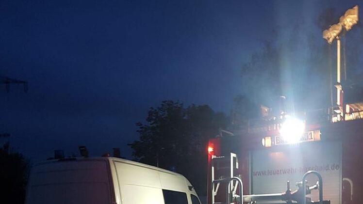 Am Neubertsee bei Hirschaid im Kreis Bamberg wurde in der Nacht auf Donnerstag eine Leiche gefunden. Die Feuerwehr Hirschaid leuchtete die Ungl&uuml;cksstelle aus. Foto: DLRG Hirschaid