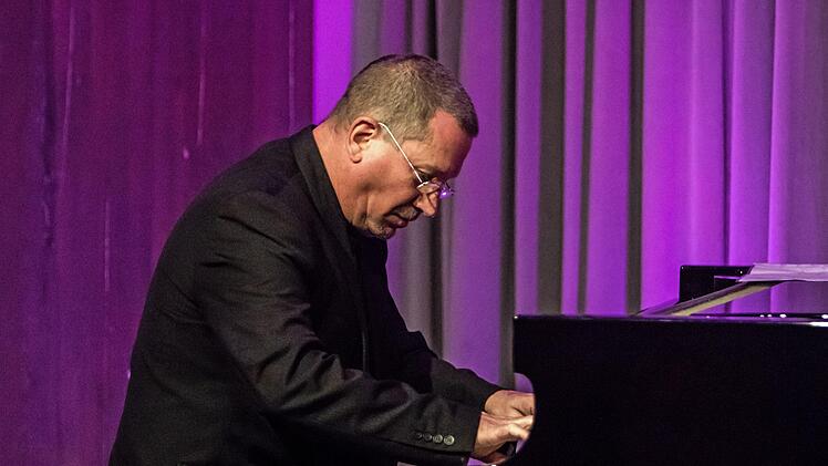 vEinen eindringlichen Klavierabend gestaltete der Pianist und Komponist Chris Jarrett bei "Leise am Markt".Foto: Jochen Berger